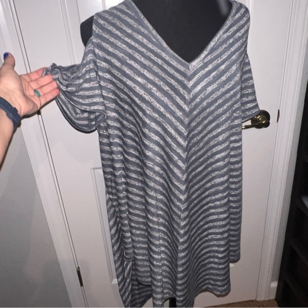 DOE & RAE Charcoal Striped Hi-Lo Cold Shoulder Bow Tie MEDIUM